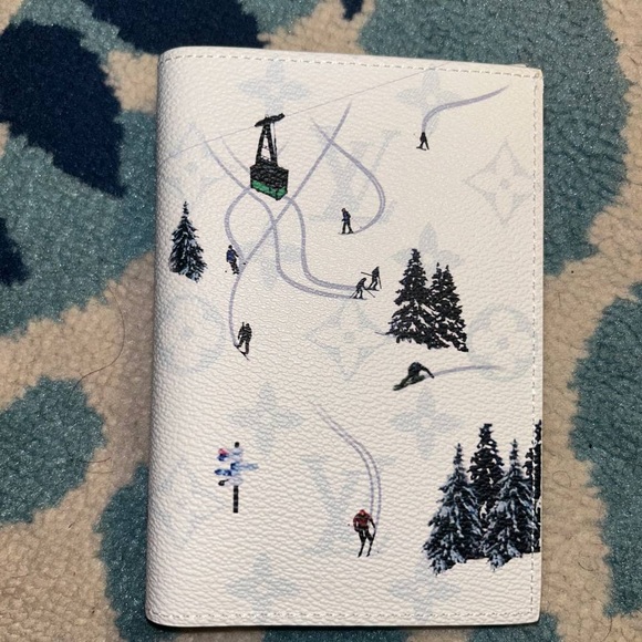 Louis Vuitton White Ski Seasonal Passport Holder - Picture 2 of 4